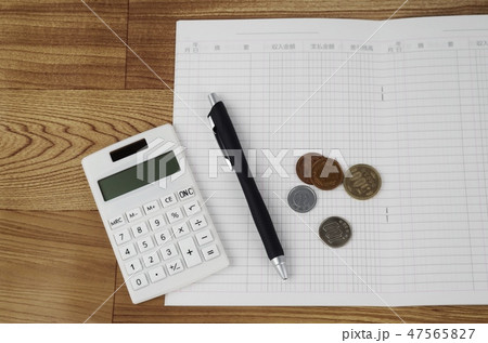 家計簿と電卓 管理する 47565827