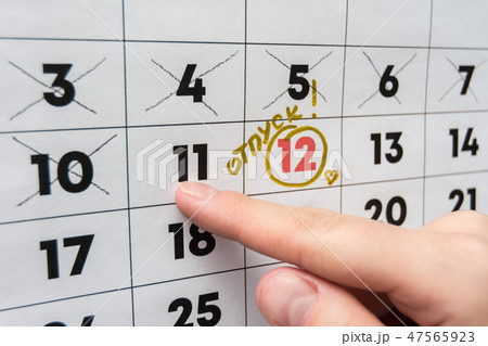 The hand points the finger on the calendar on the The hand points the finger on the calendar on the 47565923