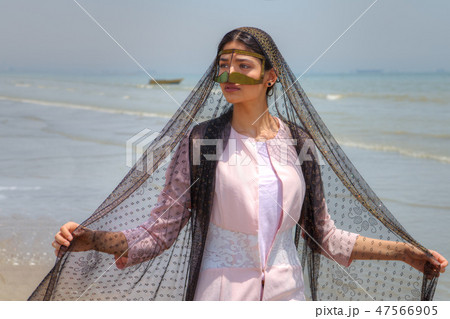 Young muslim woman wears gold mask, Hormozganの写真素材 [47566905] - PIXTA