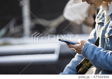 スマホを操作する若い男性の手元 スマホを操作する若い男性の手元 47566966