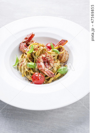 Traditional Italian tagliatelle ai gamberoni Traditional Italian tagliatelle ai gamberoni 47569855