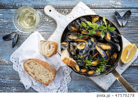 Italian blue mussel in white wine sauce  47570278