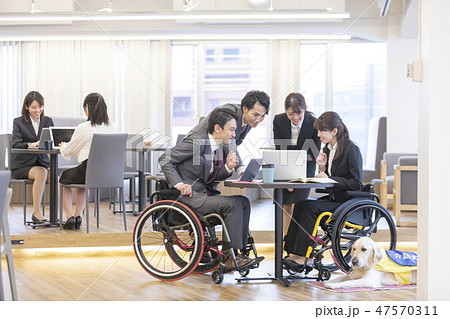 日本ユニバーサルマナー協会監修素材 障害者　ビジネス　車椅子　ミーティング 47570311