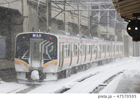 吹雪の越後湯沢駅を発車する上越線E129系 吹雪の越後湯沢駅を発車する上越線E129系 47570505