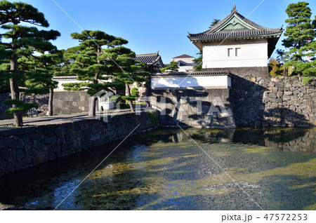 東京都千代田区の皇居の桔梗門橋と桔梗門と桔梗濠を撮影した写真 東京都千代田区の皇居の桔梗門橋と桔梗門と桔梗濠を撮影した写真 47572253