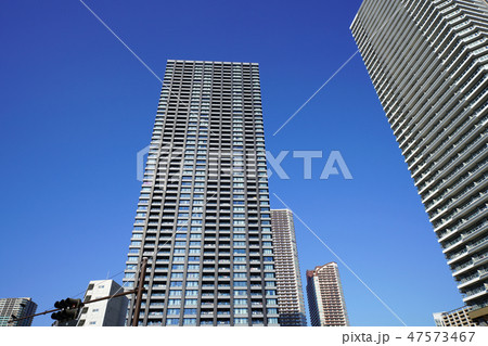 日本の川崎都市景観　武蔵小杉のタワーマンション（市ノ坪の交差点付近から望む） 47573467