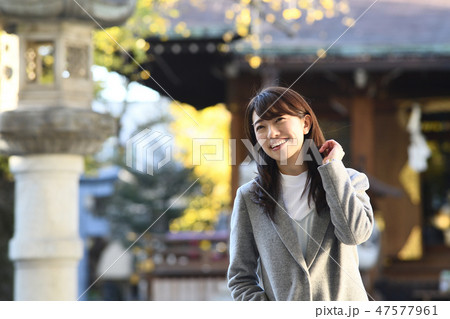 お参りする女性 47577961