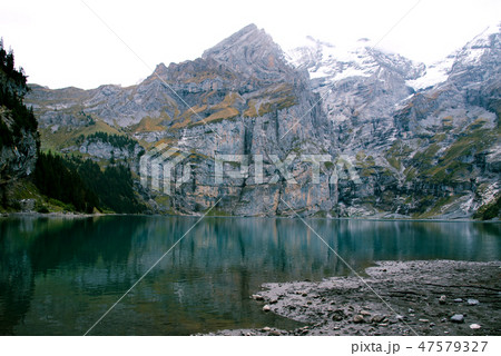 View of Oeschinen Lake in the Swiss alps with beautiful turquoise water. 47579327