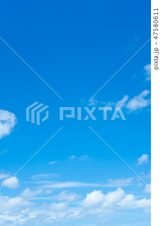 雲　綿雲　積雲　高積雲　青い空　白い雲　真夏の空　背景用素材　クラウド　青空　合成用背景 47580611