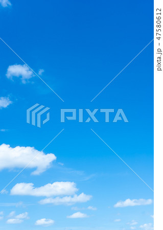 雲　綿雲　積雲　高積雲　青い空　白い雲　真夏の空　背景用素材　クラウド　青空　合成用背景 47580612