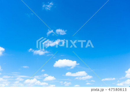雲　綿雲　積雲　高積雲　青い空　白い雲　真夏の空　背景用素材　クラウド　青空　合成用背景 47580613