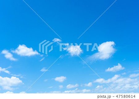 雲　綿雲　積雲　高積雲　青い空　白い雲　真夏の空　背景用素材　クラウド　青空　合成用背景 47580614