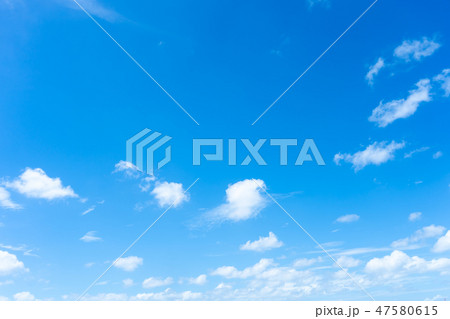 雲　綿雲　積雲　高積雲　青い空　白い雲　真夏の空　背景用素材　クラウド　青空　合成用背景 47580615