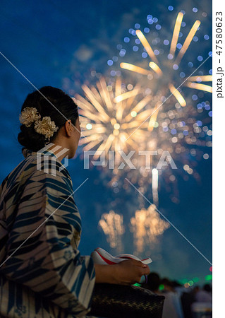 浴衣と花火の写真素材 [47580623] - PIXTA