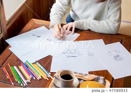 絵を描く若い女性 47580935