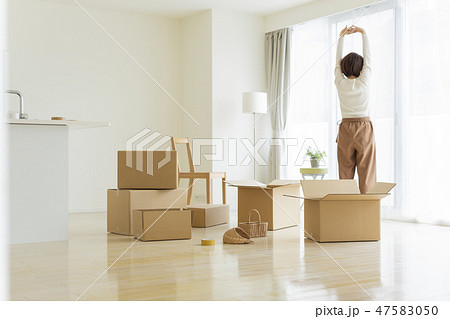 引越作業の女性 引越作業の女性 47583050