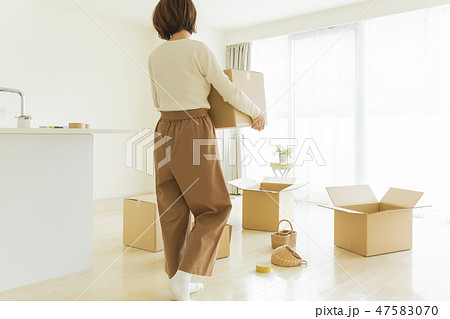 引越作業の女性 引越作業の女性 47583070