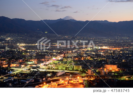 山梨県、大蔵経寺山から望む甲府盆地夜景 山梨県、大蔵経寺山から望む甲府盆地夜景 47583745