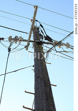 現役の木製の電柱(2024年06月29日現在 島根県松江市美保関町森山) 現役の木製の電柱(2024年06月29日現在 島根県松江市美保関町森山) 47585354
