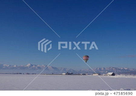 熱気球が浮かぶ富良野の冬景色 47585690