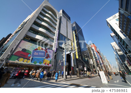 日本の東京都市景観 銀座の街並みを望む(銀座八丁目から望む歩行者天国) 日本の東京都市景観 銀座の街並みを望む(銀座八丁目から望む歩行者天国) 47586981