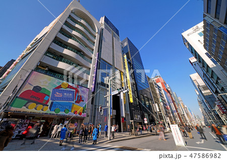 日本の東京都市景観 銀座の街並みを望む(銀座八丁目から望む歩行者天国) 日本の東京都市景観 銀座の街並みを望む(銀座八丁目から望む歩行者天国) 47586982