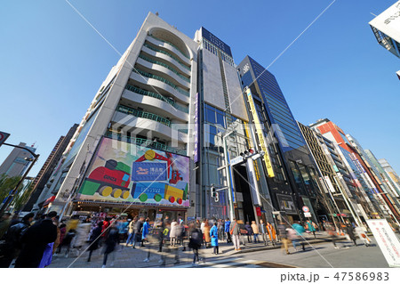 日本の東京都市景観 銀座の街並みを望む(銀座八丁目から望む歩行者天国) 日本の東京都市景観 銀座の街並みを望む(銀座八丁目から望む歩行者天国) 47586983