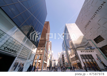 日本の東京都市景観　太陽光を反射するビルや銀座の街並みを望む 47587978
