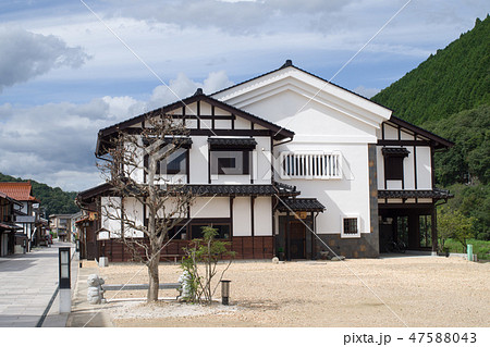 歴史的街並の三次町の建物 47588043