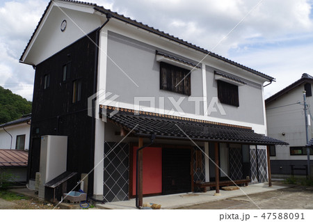 歴史的街並三次町の町家の蔵 47588091