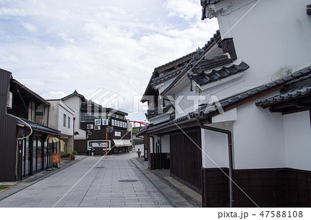 歴史的街並三次町の町家と石畳通り 47588108