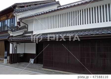 歴史的街並三次町の町家の格子 47588110