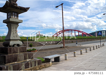 歴史的街並三次町の灯籠と橋 47588111