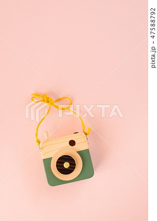 木製のおもちゃのカメラ 木製のおもちゃのカメラ 47588792