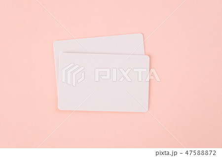 白色のカード 無地 素材 加工用 ２枚の写真素材