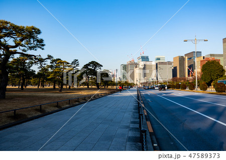 冬の午後の東京 皇居外苑内堀通りに伸びる影と丸の内のビル群 2019.01　b 47589373