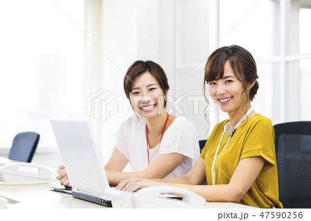 ビジネス　女性　オフィス　ビジネスウーマン 47590256