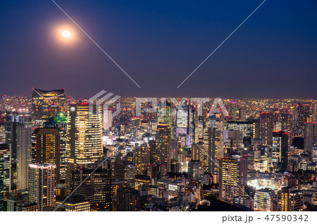 《日本の絶景》東京の夜景・スーパームーンの明るい夜空《六本木ヒルズ展望台より》 47590342