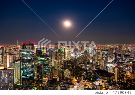 《日本の絶景》東京の夜景・スーパームーンの明るい夜空《六本木ヒルズ展望台より》 47590345