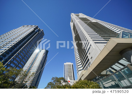 日本の横浜都市景観　桜木町駅前の横浜ランドマークタワーや太陽光を反射する超高層ビルなどを望む 47590520