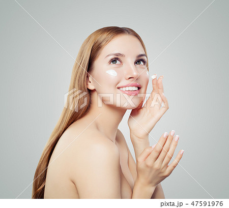 Young perfect woman applying moisturizing cream Young perfect woman applying moisturizing cream 47591976