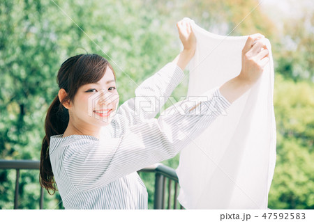 洗濯物を干す女性 47592583