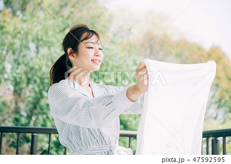 洗濯物を干す女性 47592595