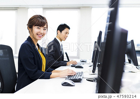 ビジネス　女性　チーム　オフィス　ビジネスマン 47593214