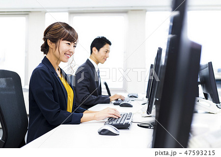 ビジネス　女性　チーム　オフィス　ビジネスマン 47593215