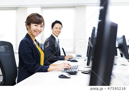 ビジネス　女性　チーム　オフィス　ビジネスマン 47593216