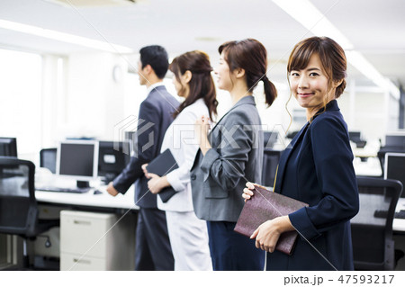ビジネス　女性　チーム　オフィス　ビジネスマン 47593217