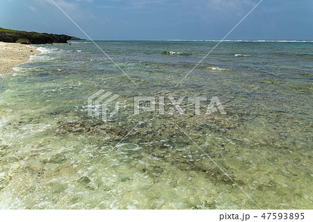 黒島(沖縄)の透明度の高い海 黒島(沖縄)の透明度の高い海 47593895