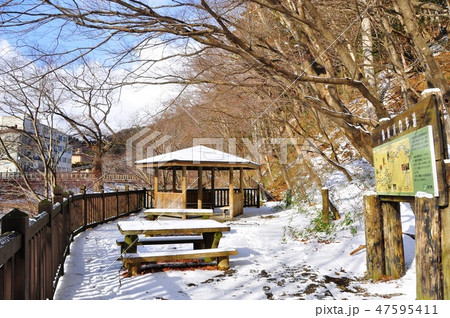 塩原温泉 塩原渓谷歩道の東屋と案内板 塩原温泉 塩原渓谷歩道の東屋と案内板 47595411