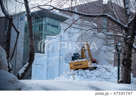 雪像の解体風景 さっぽろ雪まつりの風景の写真素材